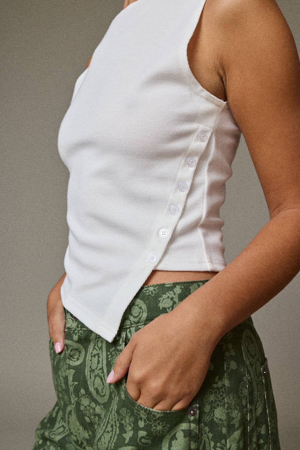 PT18711 - Asymmetrical Hem Tank: BLACK / M